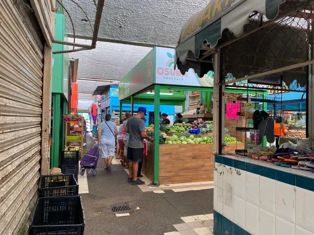 Personas comprando frutas en el mercado municipal Juan Carrasco