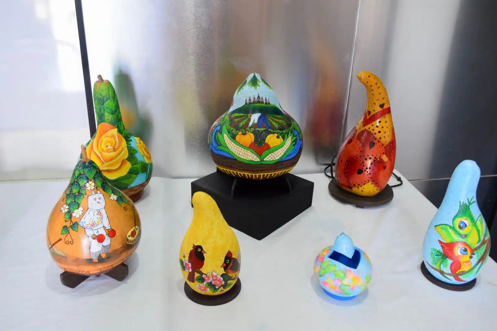 Esculturas de diversos colores en una exposición de arte