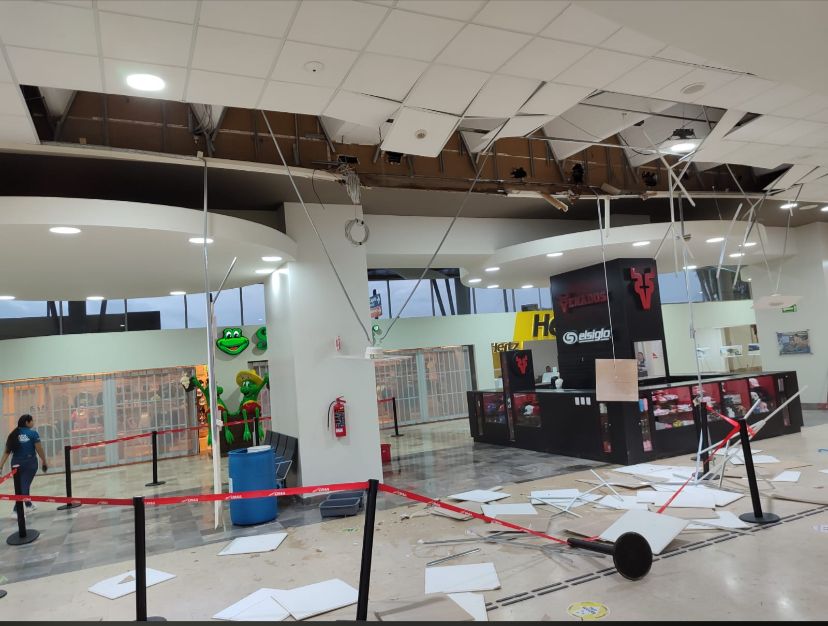 Láminas de techo caídas al piso en local