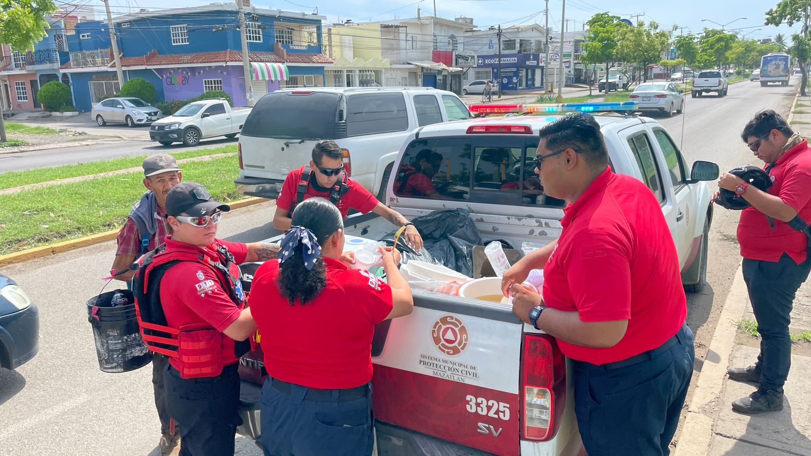 Protección Civil sirviendo bebida hidratante a una persona