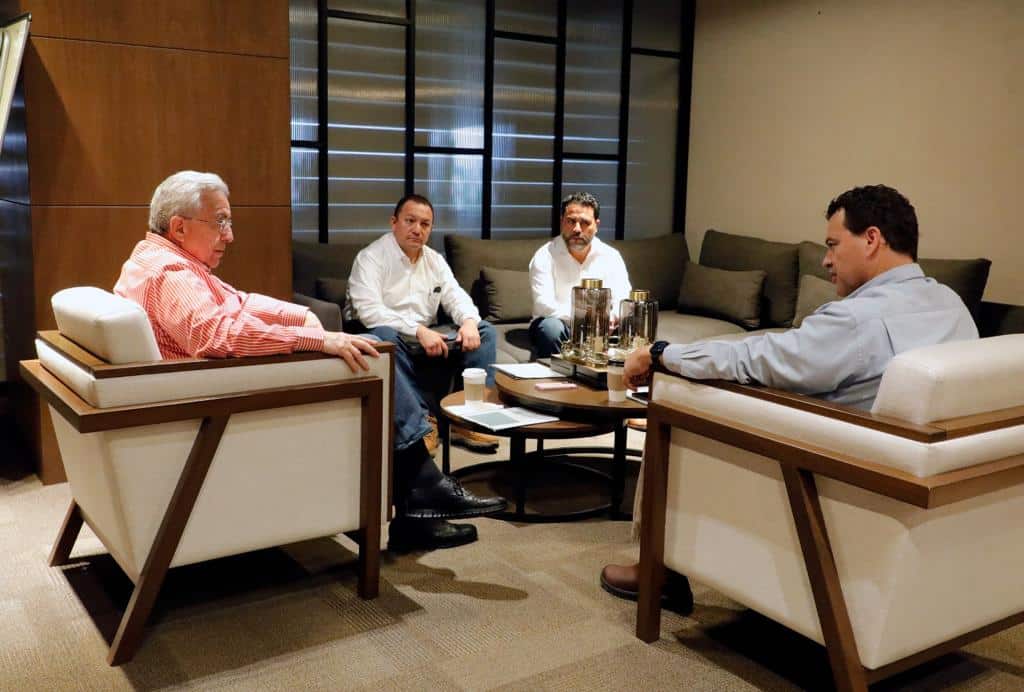 Gobernador Rubén Rocha Moya en reunión con el gerente de la División de Distribución Noroeste de la Comisión Federal de Electricidad (CFE), Hugo Martínez Lendechy