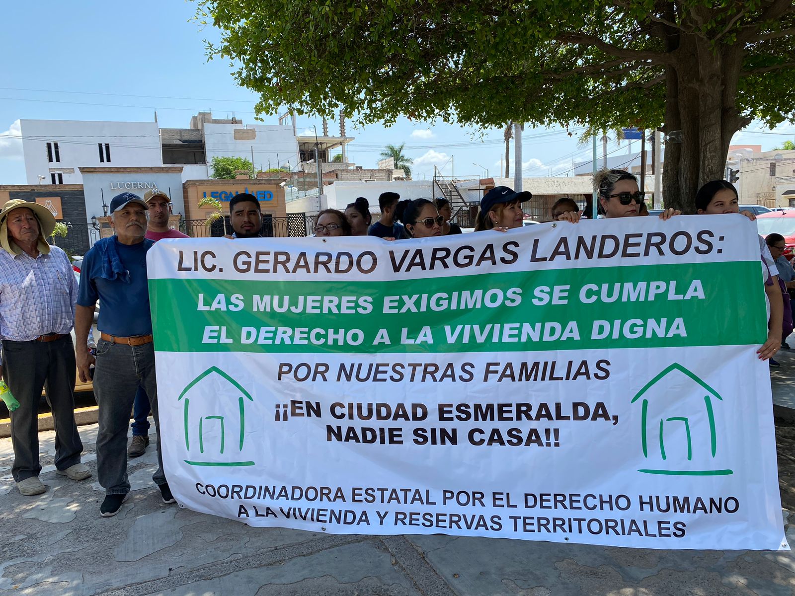 Plantón pacífico a las afueras del Palacio Municipal de Ahome