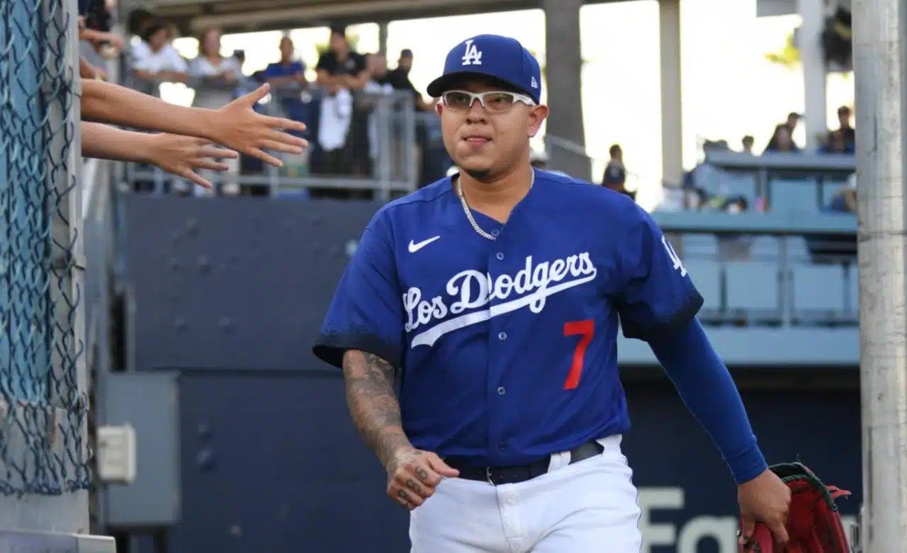 Julio Urías portando el uniforme de los Dodgers