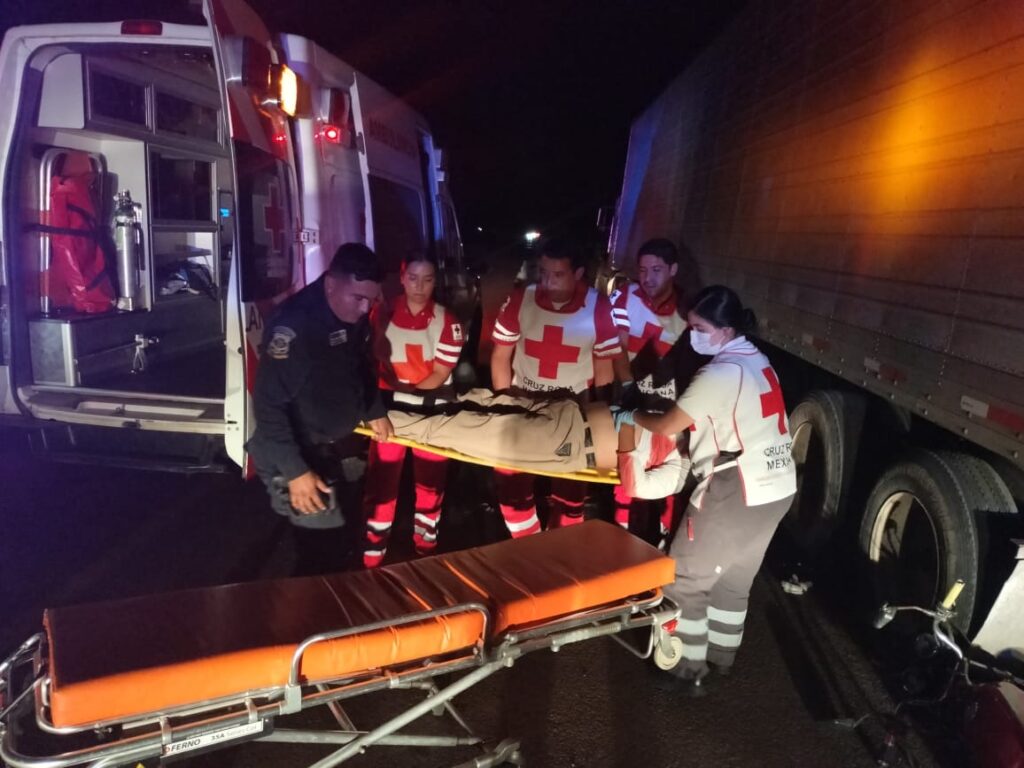 Personal de Cruz Roja auxiliando al motociclista lesionado