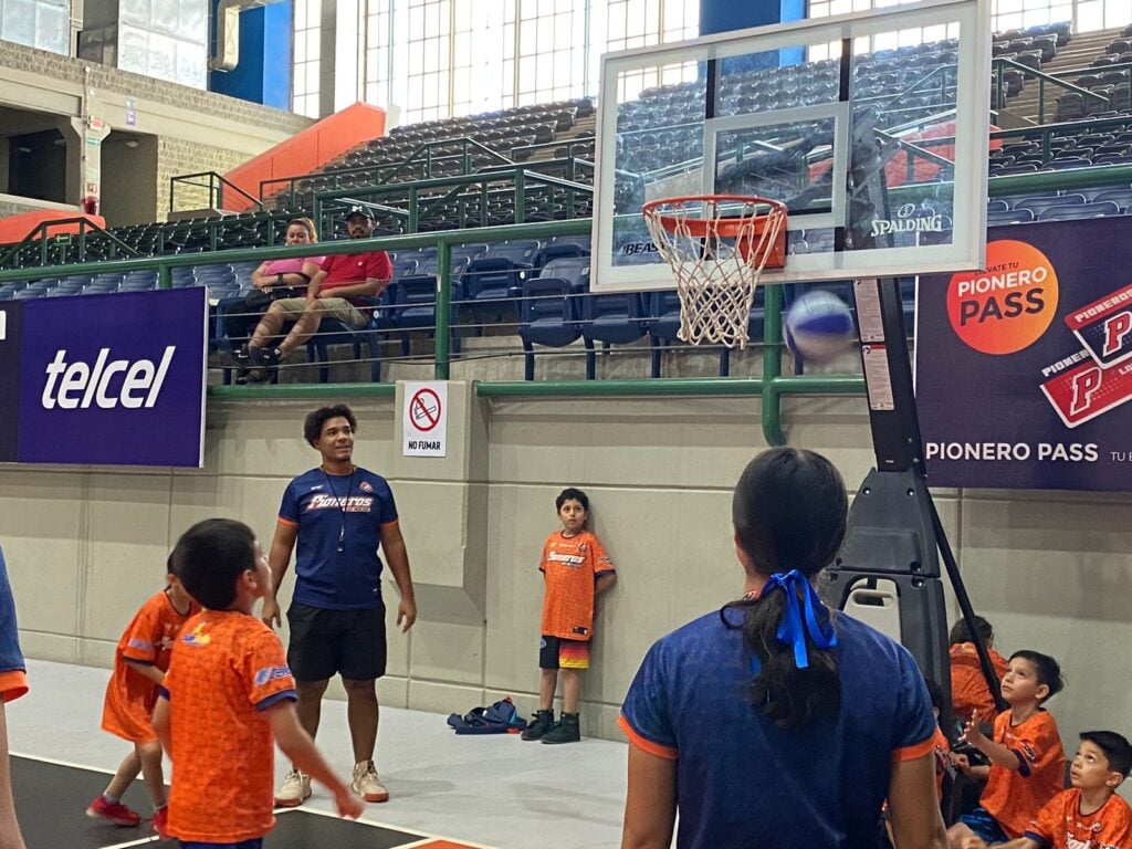 Niños practicando baloncesto durante el campamento de verano de Pioneros de Los Mochis