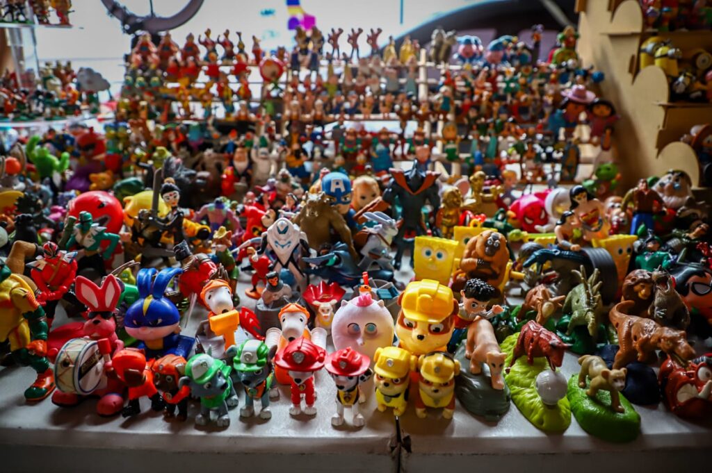Variedad de figuras y juguetes de distintas y populares series animadas