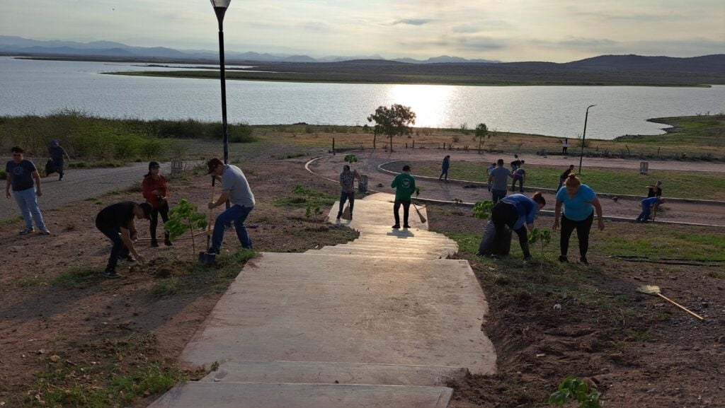 Personas limpiando en la presa Eustaquio Buelna