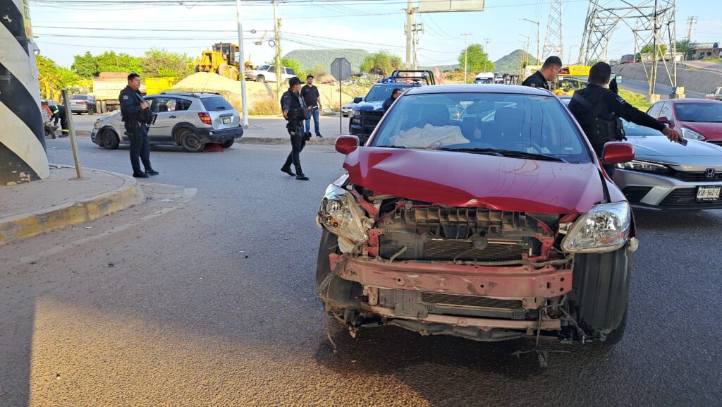 Vehículo destrozado de la parte delantera