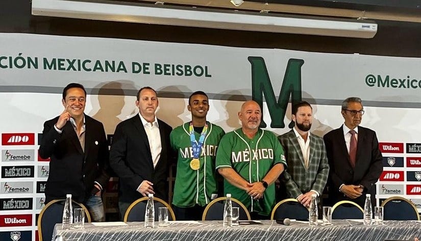 Representantes de la Selección Mexicana de Beisbol en una rueda de prensa