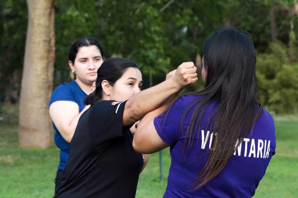 Mujeres realizando ejercicios en el Taller: defensa personal para mujeres e infancias