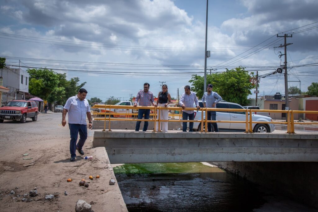 Alcalde Juan de Dios Gámez Mendívil acompañado de funcionarios de la Secretaría de Obras y Servicios Públicos en el fraccionamiento Chulavista