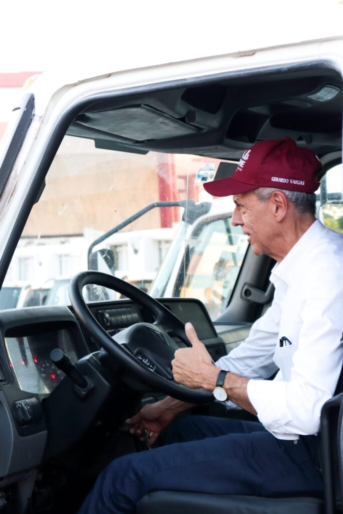 Alcalde Gerardo Vargas a bordo de uno de los camiones recolectores