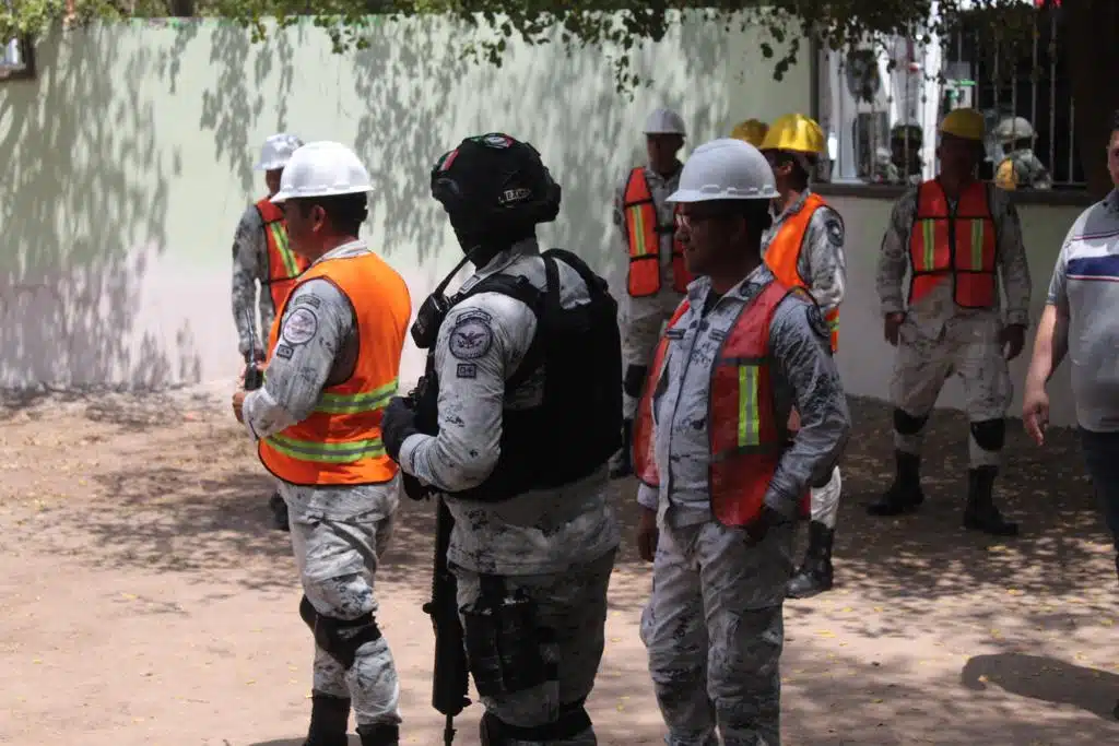 Asistentes y autordades preparándose para el simulacro de inundación