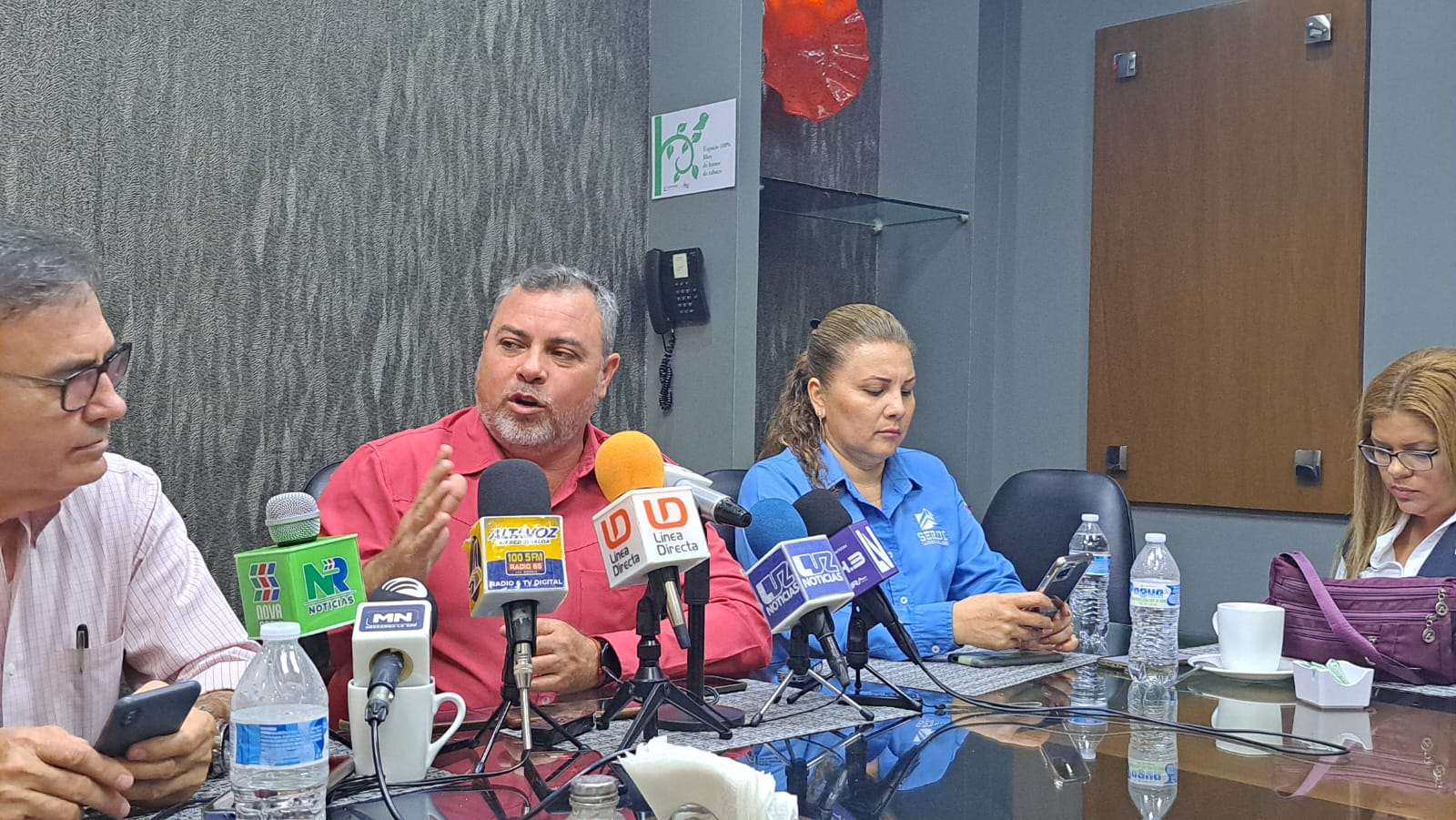 Manrique Nielsen Castro durante una conferencia de prensa
