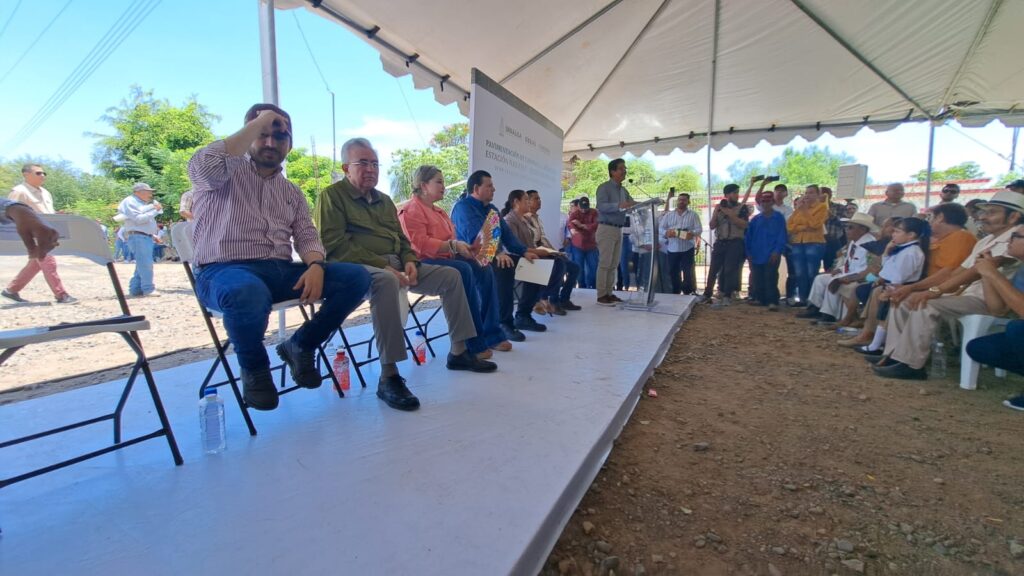 Gobernador, alcalde de Guasave y funcionarios públicos en Inauguración carretera a Los Pinitos, Guasave