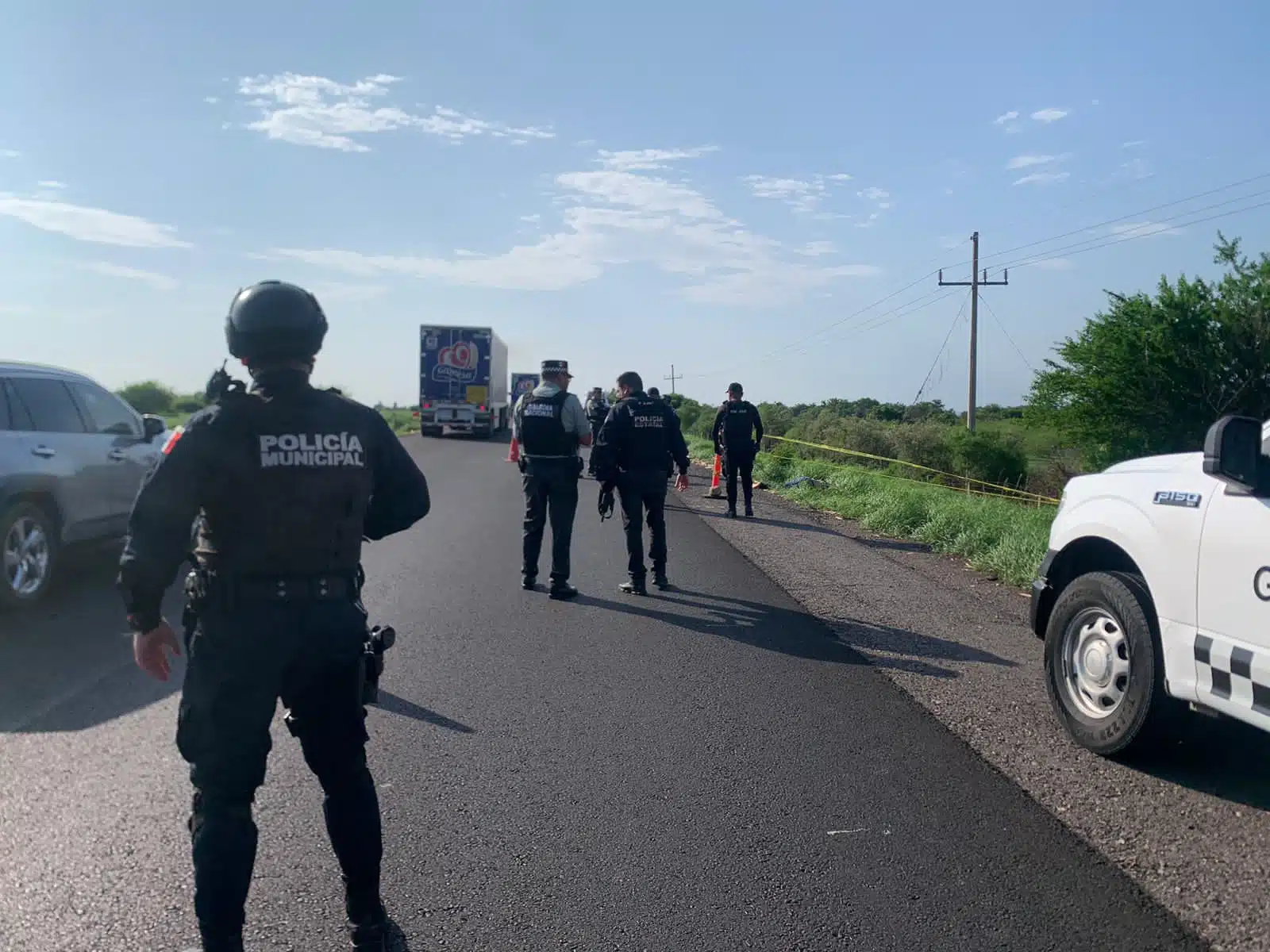 Autoridades en la autopista Mazatlán-Culiacán