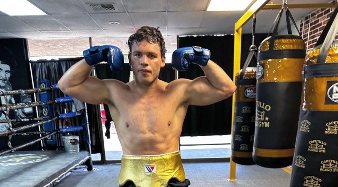 Julio Cesar Chávez Jr posando