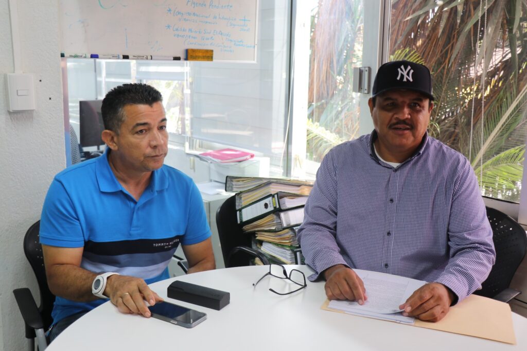 Integrantes de la asociación de condominios reunidos con el gerente comercial de Jumapam
