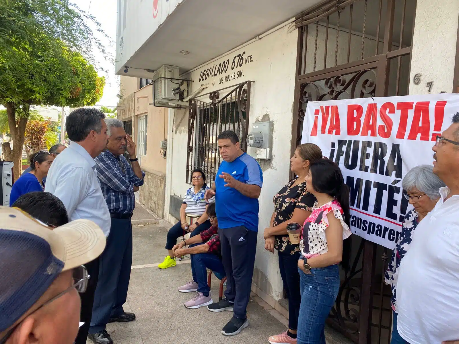 Protestantes pertenecientes al pleito de permisionarios y el comité de la Alianza del Transporte Urbano y Suburbano