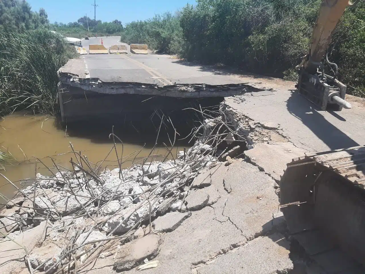Puente destrozado en el Valle de Ahome