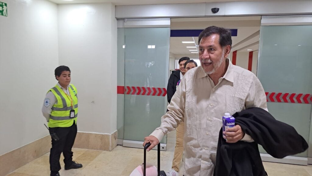 Noroña saliendo por la puerta del aeropuerto de Mazatlán