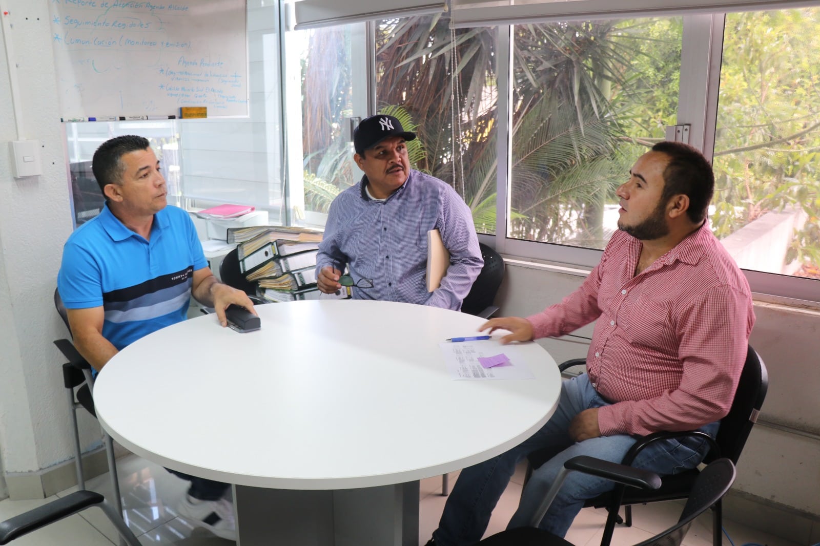 Integrantes de la asociación de condominios reunidos con el gerente comercial de Jumapam