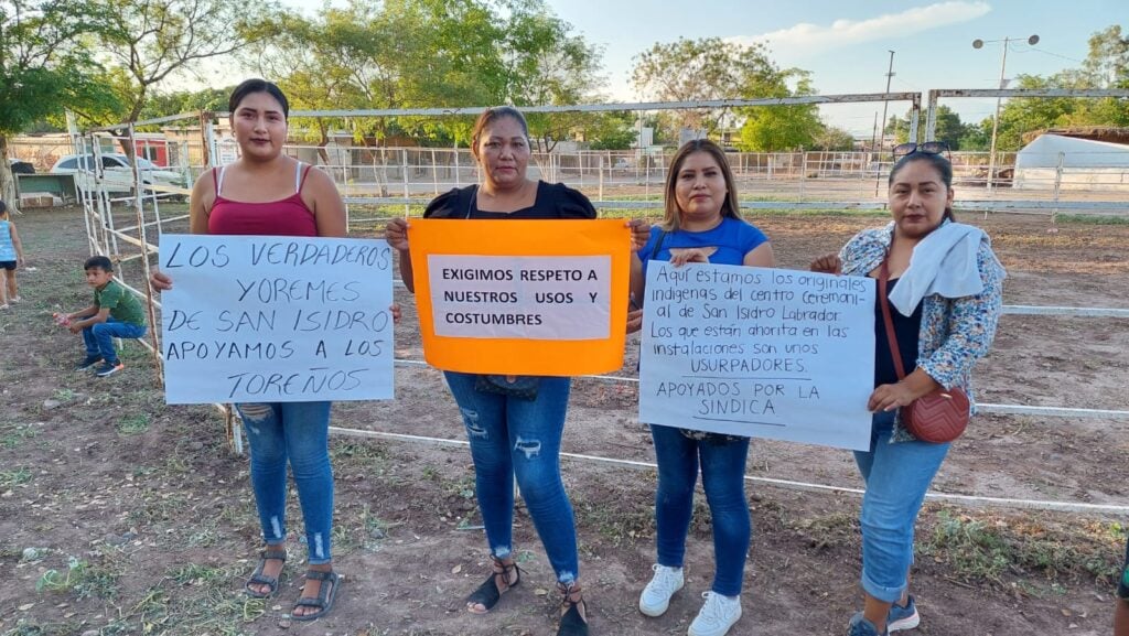 Indígenas Yoremes se manifiestan en las calles de Juan José Ríos con banners y pancartas