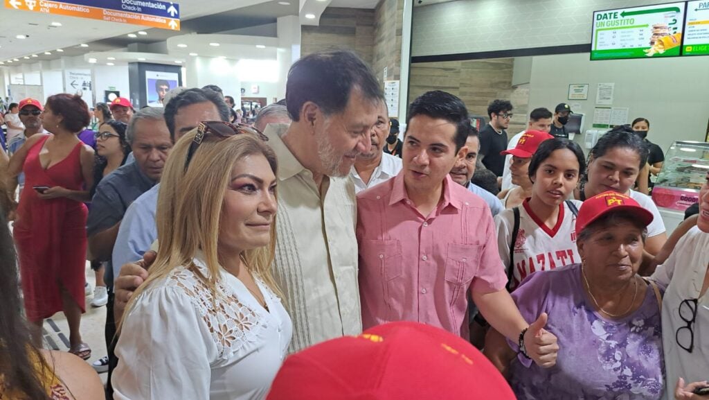 Fernández Noroña siendo recibido en el aeropuerto de Mazatlán