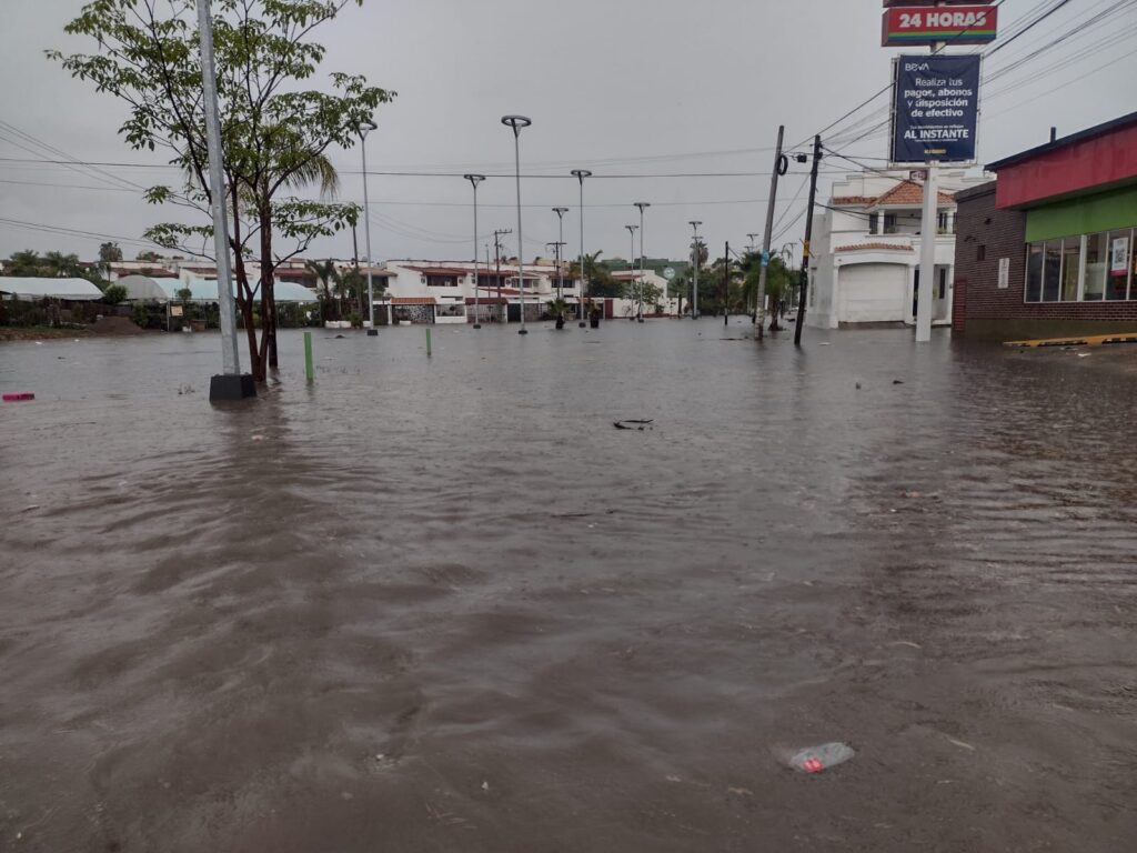 Calle inundada en Mazatlán