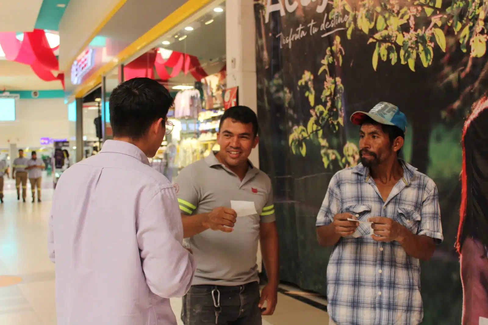 Personas siendo entrevistadas en la Feria del Empleo de Mazatlán