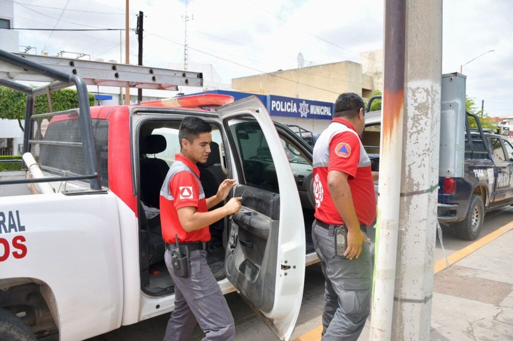 Personal de Protección Civil retirando también el polarizado de su unidad