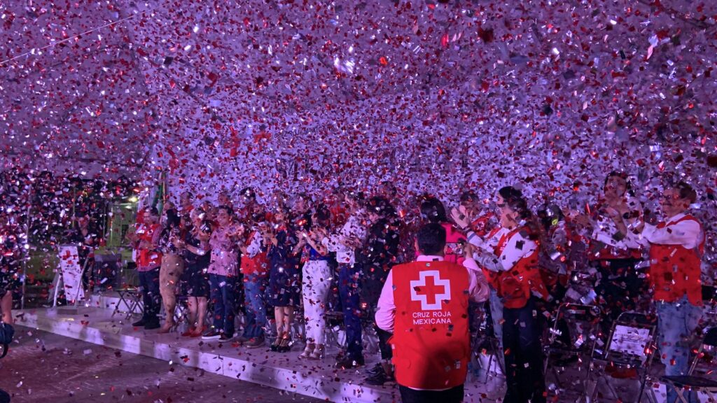 Personal de Cruz Roja Sinaloa festejando la meta en colecta