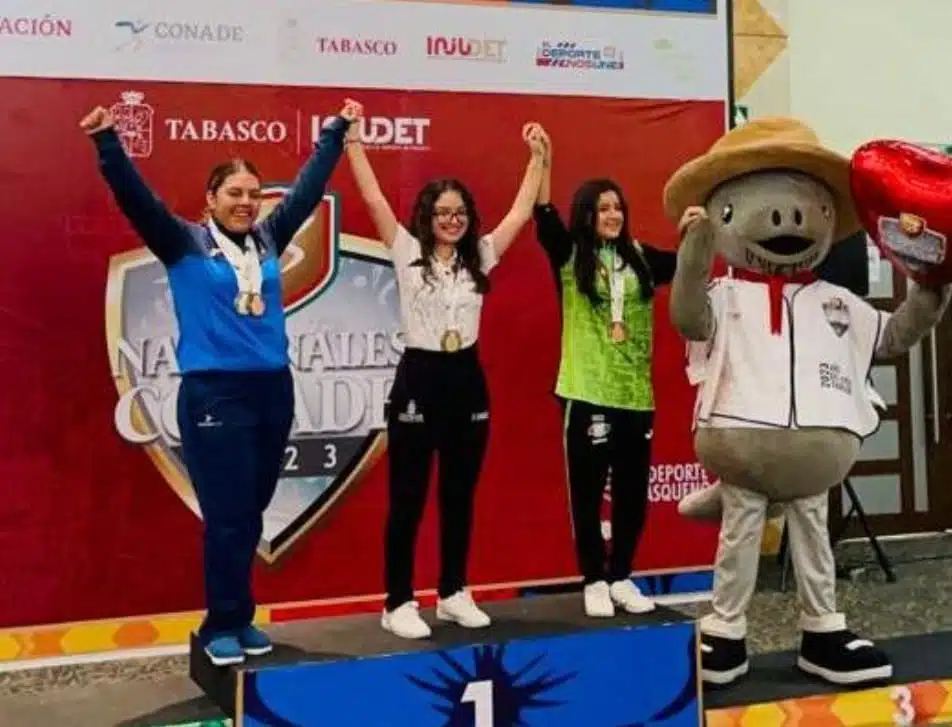 Ajedrecista sinaloense Rayda Leal Ruíz celebrando su victoria nacional