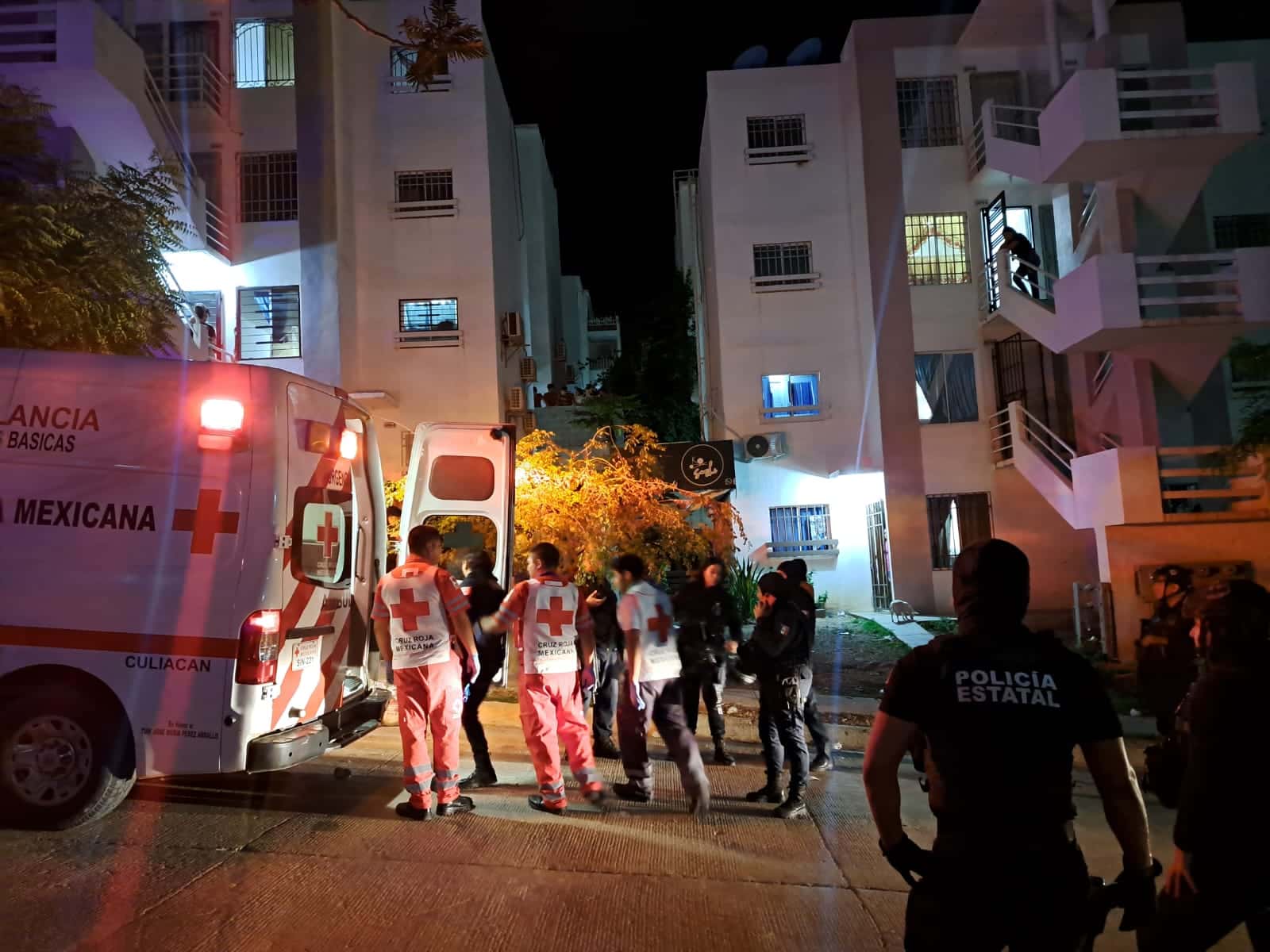 Personal de Cruz Roja subiendo a la menor de edad lesionada a la ambulancia. Vecinos y elementos de la Policía Estatal se encuentran presentes en el lugar de los hechos