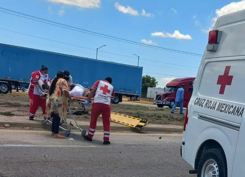 Personal de Cruz Roja auxiliando a persona lesionada