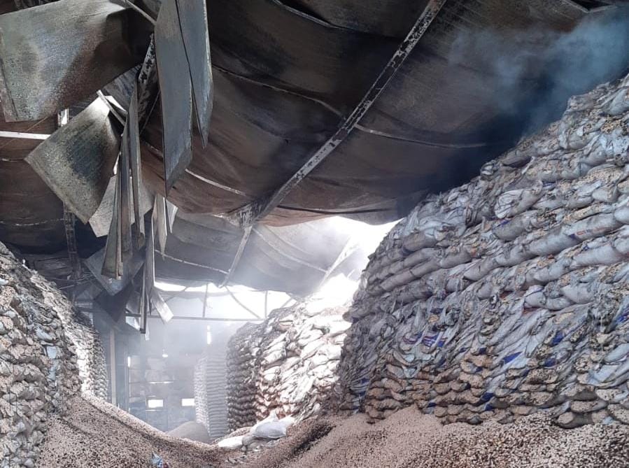 Interior de la bodega de garbanzo donde se muestran las grandes cantidades de costales y las afectaciones provocadas por el incendio
