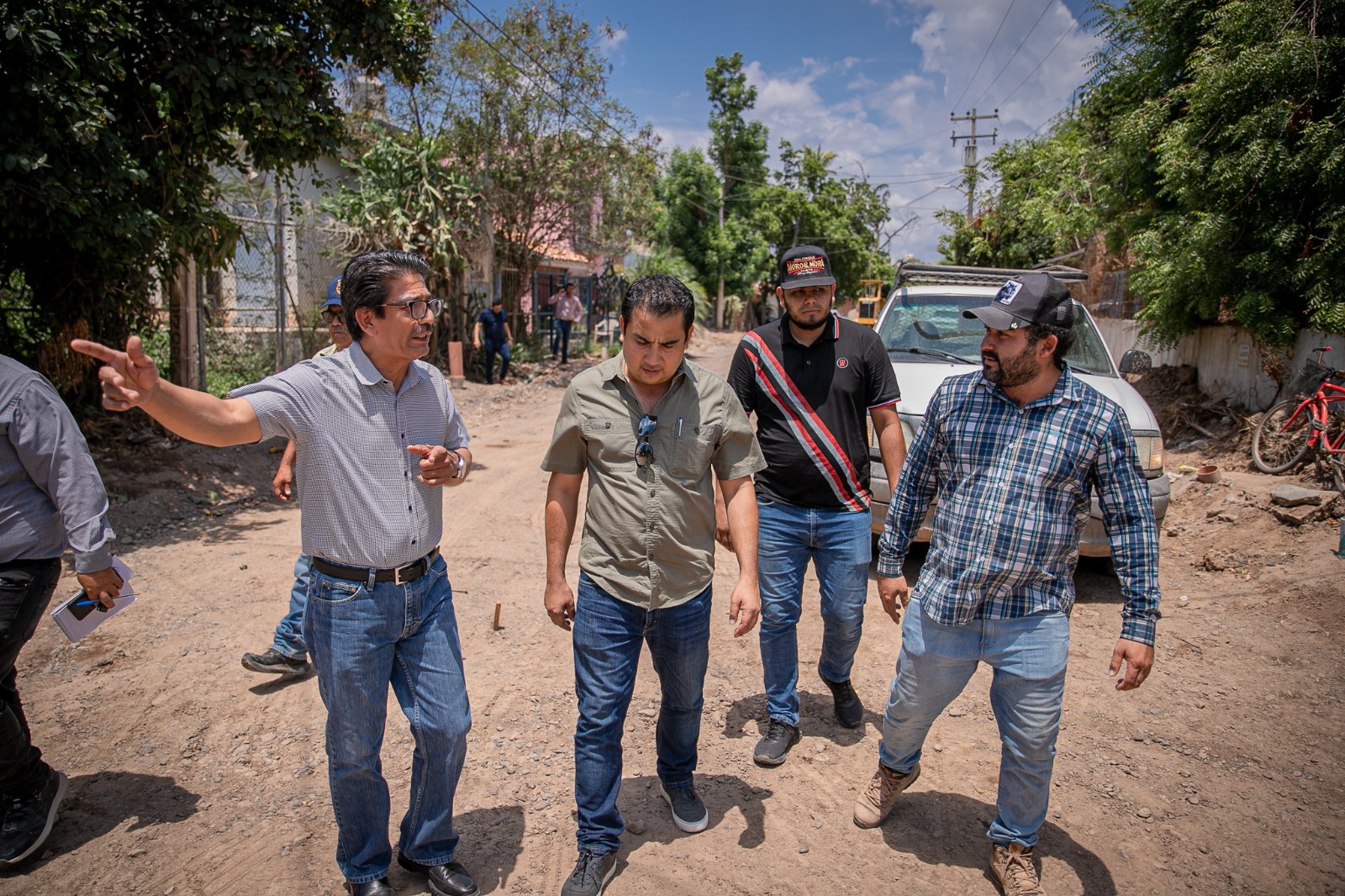 Alcalde de Guasave supervisando la obra de pavimentación