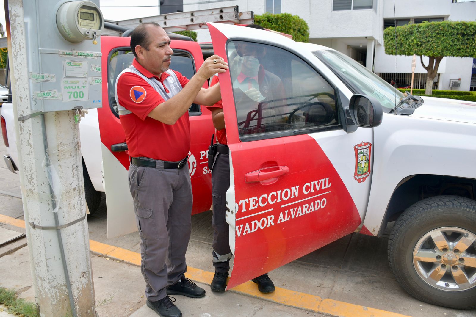 Protección Civil quitando el polarizado oscuro de las ventanas de sus unidades vehiculares