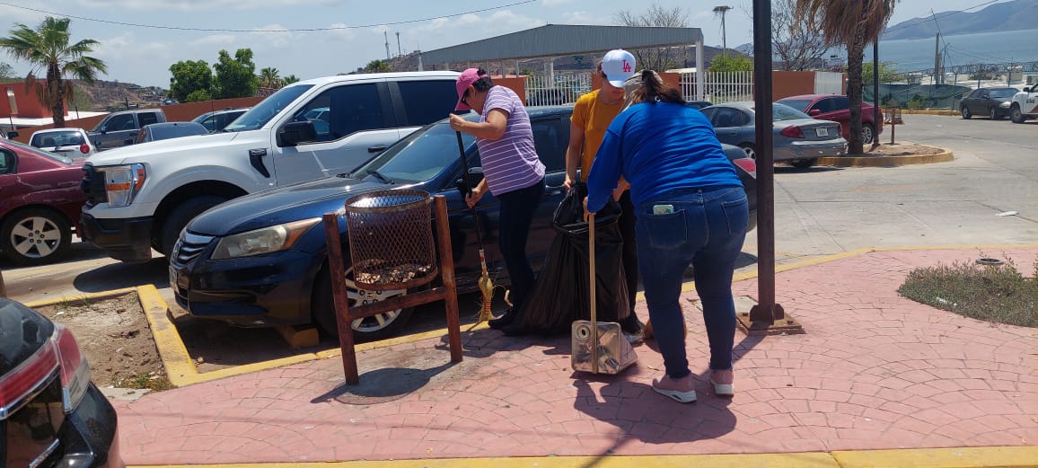 Trabajadores limpiando una banqueta