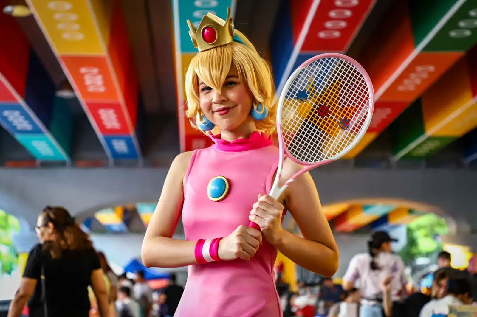 Hasley, cosplayer de Culiacán, caracterizando el personaje de la princesa Peach de Mario Bros