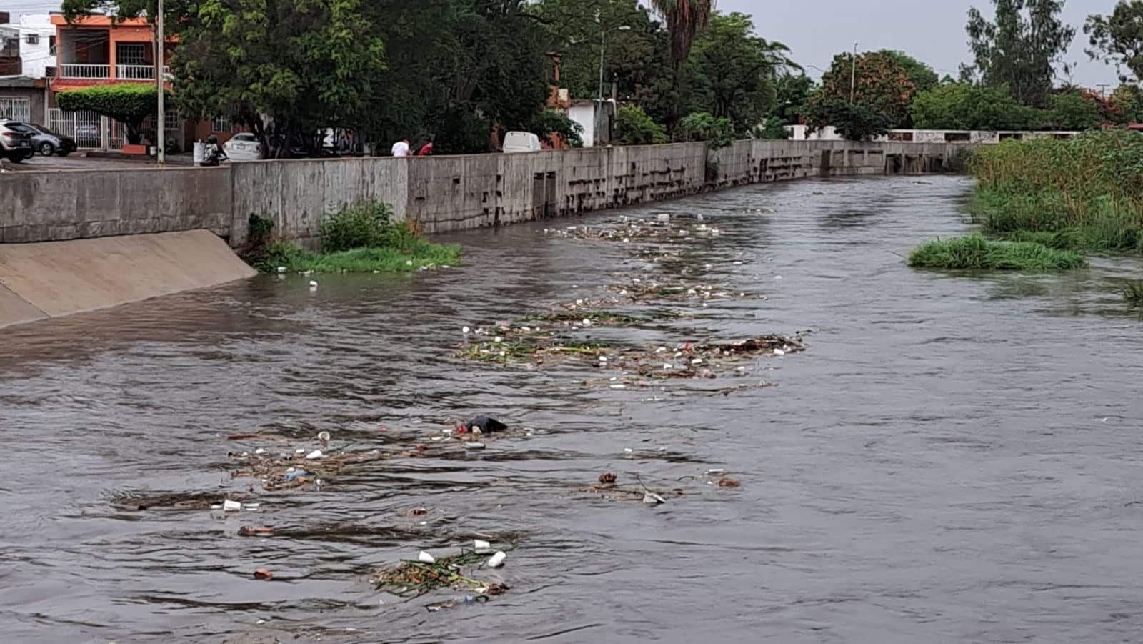arroyo Jabalines con algo de basura en día lluvioso