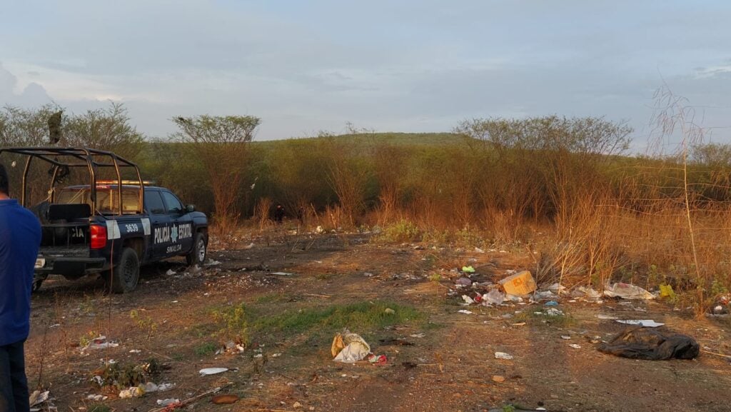 Patrulla de la Policía en un terreno baldío