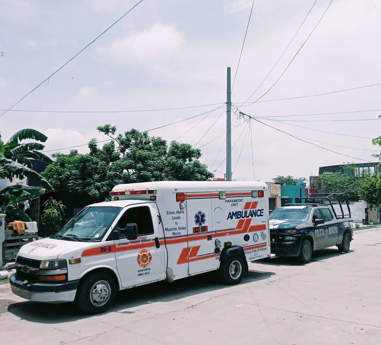 Ambulancia y patrulla de la Policía Municipal presentes en el lugar de los hechos