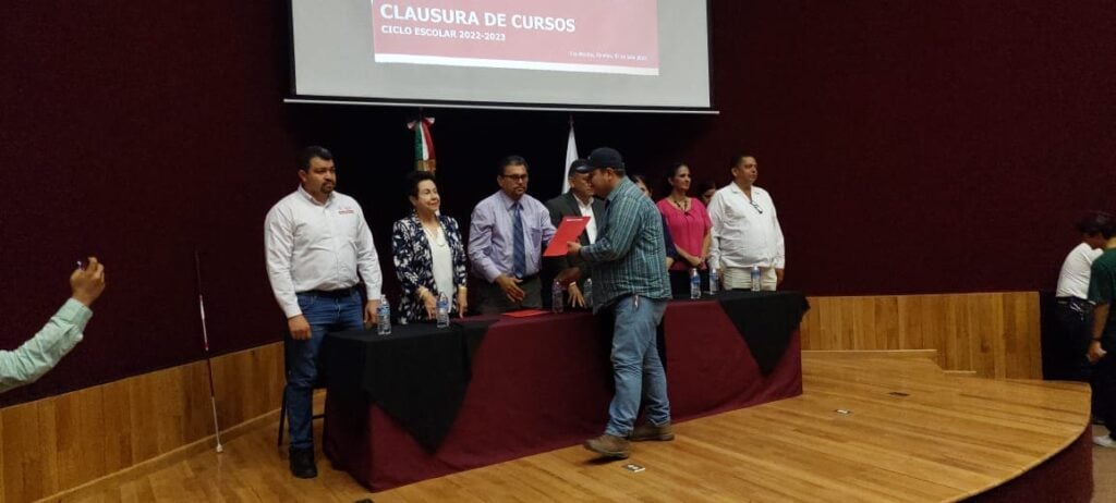 Entrega de constancias y diplomas del periodo abril-julio del 2023 en el Cecati 43