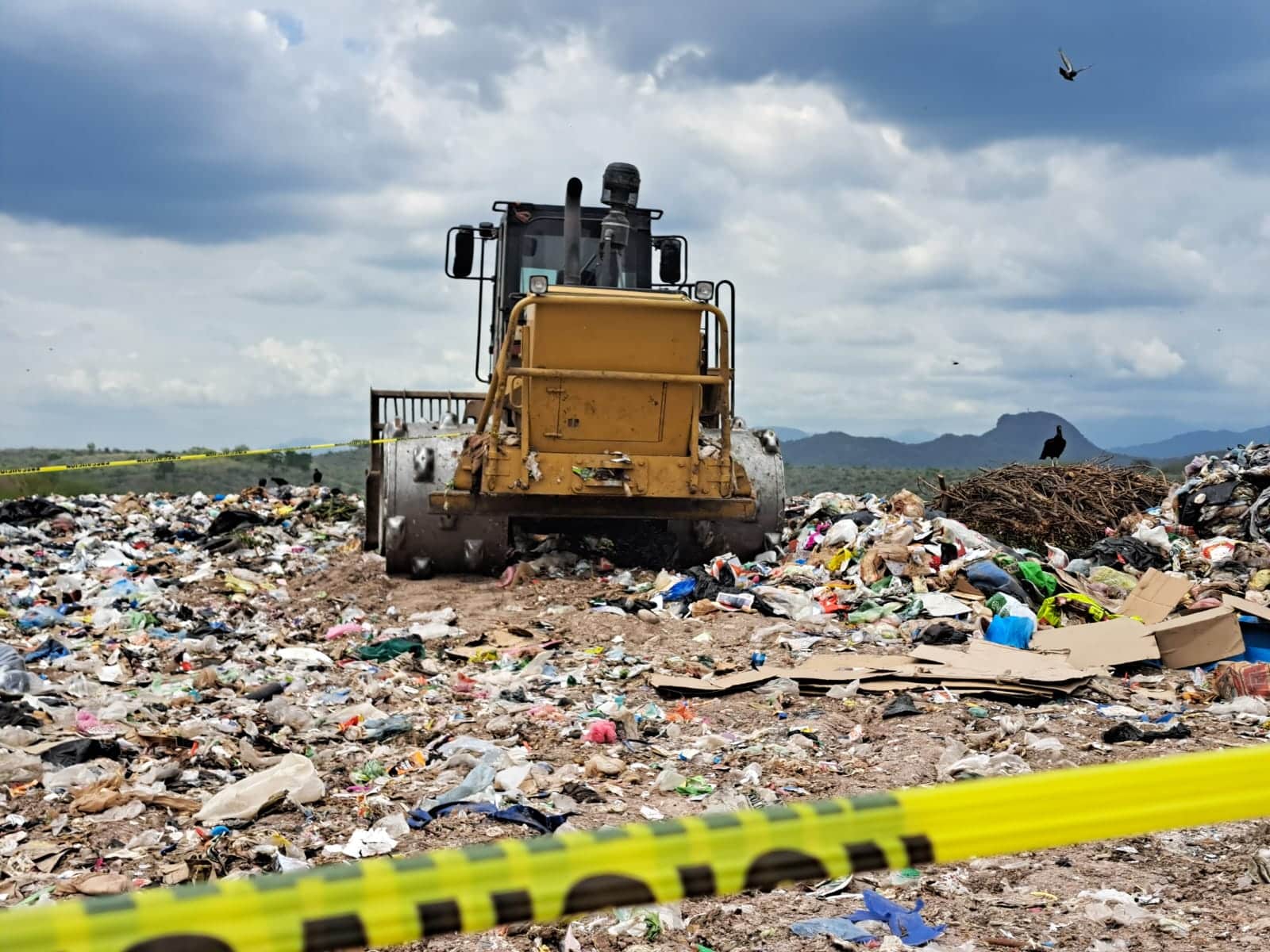 Maquinaria pesada en basurón