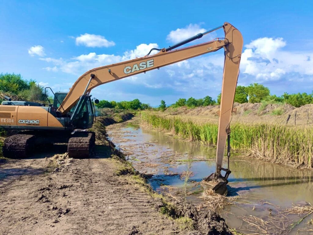 Maquinaria trabajando en arroyo