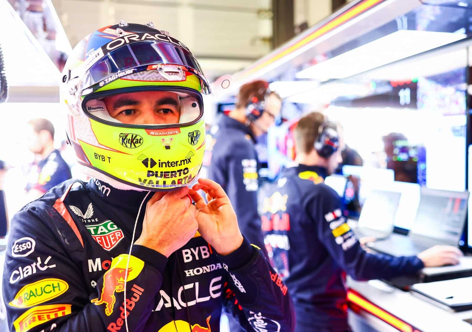 Checo Pérez ajustando su casco