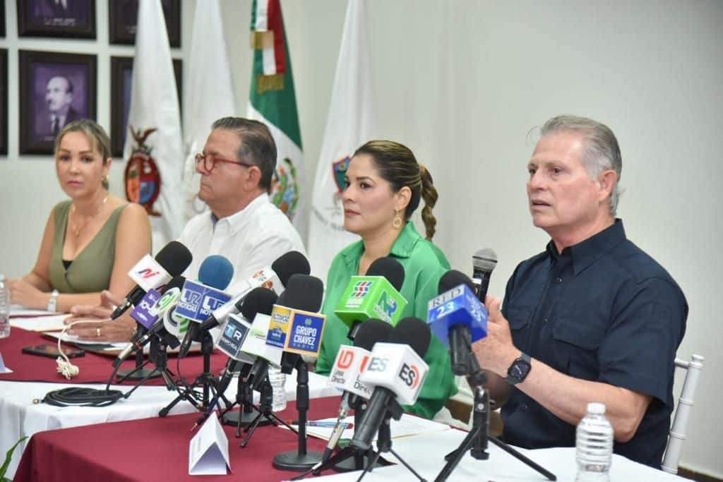 Genaro García Castro durante la conferencia de prensa