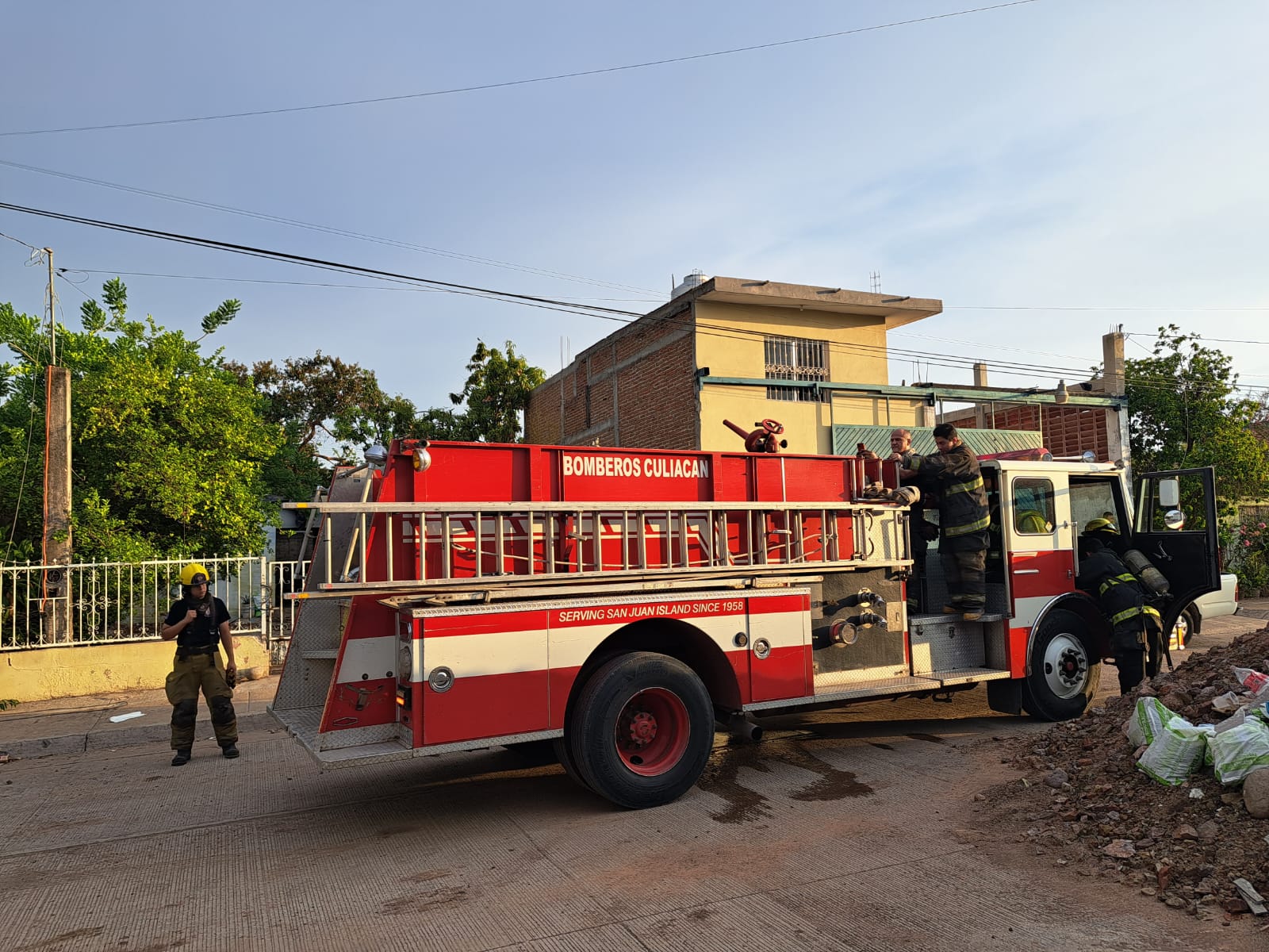 Camión y personal de bomberos