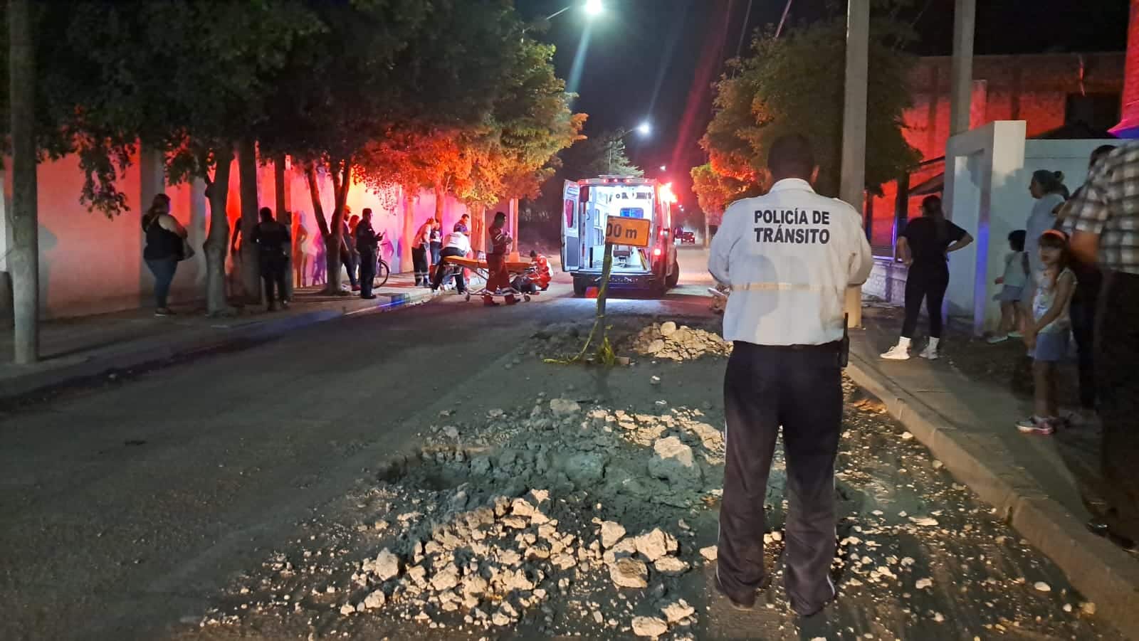Agente de tránsito inspeccionando el lugar